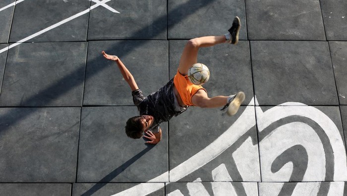 TEHRAN, IRAN - MAY 11: A soccer player performs freestyle football tricks during the National Freestyle Football Championship 2023 in Tehran, Iran on May 11, 2023. (Photo by Fatemeh Bahrami/Anadolu Agency via Getty Images)