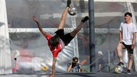 Seorang pemain sepak bola melakukan trik sepakbola gaya bebas selama Kejuaraan Sepak Bola Gaya Bebas Nasional 2023 di Teheran, Iran, Kamis (11/5/2023).  