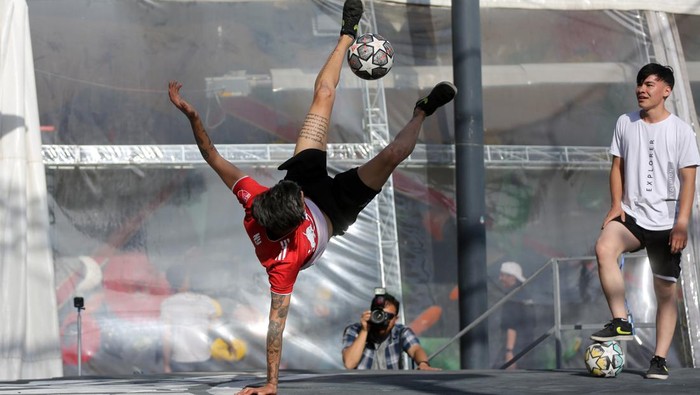 Trik-trik Menarik Pesepakbola Freestyle di Iran TEHRAN, IRAN - MAY 11: A soccer player performs freestyle football tricks during the National Freestyle Football Championship 2023 in Tehran, Iran on May 11, 2023. (Photo by Fatemeh Bahrami/Anadolu Agency via Getty Images)