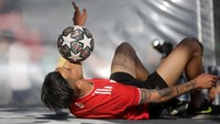 Teknik dasar yang paling utama dan wajib dikuasai para freestyler bola ialah teknik juggling. Juggling adalah upaya kontrol bola dengan kaki, paha, maupun, kepala. Juggling adalah prinsip utama dari freestyle bola.  