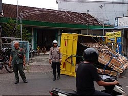 Trotoar Jebol Kelebihan Beban, Truk Pengangkut Kaca Terguling
