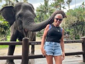 Lengan Wanita Ini Patah Saat Foto Bareng Gajah di Bali Lengan Wanita Ini Patah Saat Foto Bareng Gajah di Bali