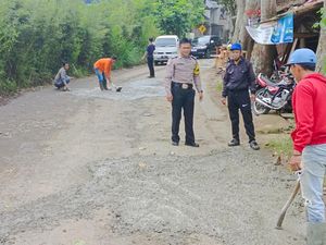 Patungan Warga Tambal Jalan Mengerikan Penghubung Bandung-Lembang