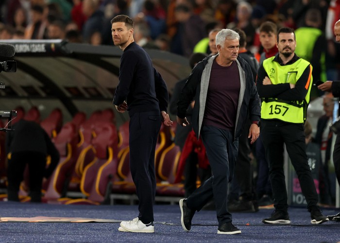 11 May 2023, Italy, Rom: Soccer: Europa League, AS Roma - Bayer 04 Leverkusen, knockout round, semifinals, first leg, Stadio Olimpico di Roma. Rome coach Jose Mourinho (r) and Leverkusen coach Xabier Alonso say goodbye after the match. Photo: Oliver Weiken/dpa (Photo by Oliver Weiken/picture alliance via Getty Images)