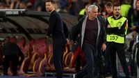 Mourinho sukses memberi pelajaran kepada Xabi Alonso dalam hal manajerial tim di leg pertama semifinal Liga Europa. Leg kedua gantian digelar pekan depan di markas Leverkusen. (Foto: Oliver Weiken/picture alliance via Getty Images)