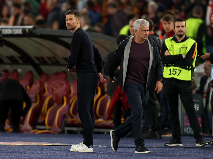 11 May 2023, Italy, Rom: Soccer: Europa League, AS Roma - Bayer 04 Leverkusen, knockout round, semifinals, first leg, Stadio Olimpico di Roma. Rome coach Jose Mourinho (r) and Leverkusen coach Xabier Alonso say goodbye after the match. Photo: Oliver Weiken/dpa (Photo by Oliver Weiken/picture alliance via Getty Images)