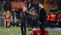 Di Stadio Olimpico, Jumat (12/5/2023) dini hari WIB, duel Mourinho vs Alonso menyajikan duel ketat. Keduanya beradu taktik di lapangan. (Foto: Tullio Puglia - UEFA/UEFA via Getty Images)