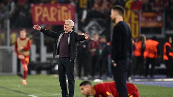 Foto: Jose Mourinho vs Xabi Alonso, Momen Sengit Guru Vs Murid