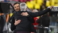 Pelukan hangat diberikan Mourinho kepada mantan pemainnya yang kini menjadi pelatih top Eropa. Alonso bisa membawa Leverkusen tampil apik musim ini. (Foto: Domenico Cippitelli/NurPhoto via Getty Images)