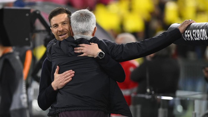 xabi alonso,as roma vs bayer leverkusen,bayer leverkusen,europa league,semifinal europa league,jose mourinho Xabi Alonso of Bayer 04 Leverkusen and Jose Mourinho of A.S. Roma during the first leg of the Semi-final of the UEFA Europa League between A.S. Roma vs Bayer 04 Leverkusen on May 11, 2023 at the Stadio Olimpico in Rome. (Photo by Domenico Cippitelli/NurPhoto via Getty Images)