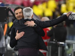 Pelukan hangat diberikan Mourinho kepada mantan pemainnya yang kini menjadi pelatih top Eropa. Alonso bisa membawa Leverkusen tampil apik musim ini. (Foto: Domenico Cippitelli/NurPhoto via Getty Images)
