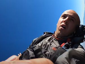 Keblinger Konten! Youtuber Jatuhkan Pesawat demi Raih Views