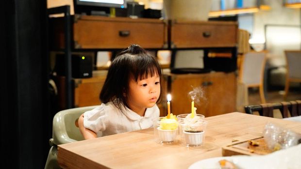 10 Kegiatan Cegah Speech Delay pada Anak, Tiup Lilin Salah Satunya