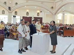 Momen Bahagia 20 Pasangan Ikut Nikah Massal di Kupang