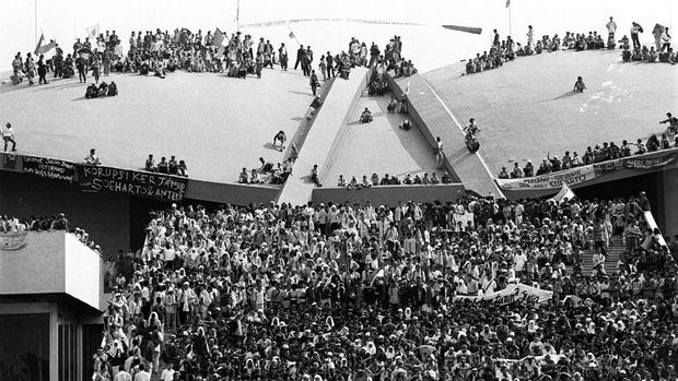 FOTO ARSIP: Mahasiswa meluber hingga ke kubah Grahasabha Paripurna ketika menggelar unjuk rasa yang menuntut reformasi menyeluruh, Selasa (19/5/1998). Unjuk rasa mahasiswa yang datang dari Jakarta dan sejumlah kota di Jawa dan sumatera tersebut berlangsung dengan aman. FOTO ARSIP ANTARA FOTO/Saptono/RF02/ss/hp/asf.