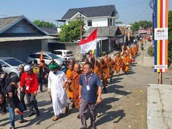 32 Biksu Jalan Kaki Thailand-Borobudur Bakal Singgah di Ponpes Habib Luthfi