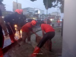 Hujan Deras, Alun-alun dan Stasiun Sukabumi Sempat Terendam Banjir Hujan Deras, Alun-alun dan Stasiun Sukabumi Sempat Terendam Banjir