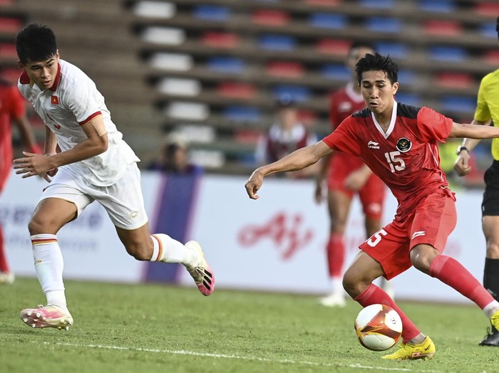 Pesepak bola timnas Indonesia U-22 Muhammad Taufany Muslihudin (kanan) mencoba melewati pesepak bola Vietnam Ngoc Thang Nguyen (kiri) pada pertandingan babak semifinal SEA Games 2023 di National Olympic Stadium, Phnom Penh, Kamboja, Sabtu (13/5/2023). Timnas Indonesia U-22 lolos ke babak final usai mengalahkan tim sepak bola Vietnam dengan skor 3-2. ANTARA FOTO/Muhammad Adimaja/aww.