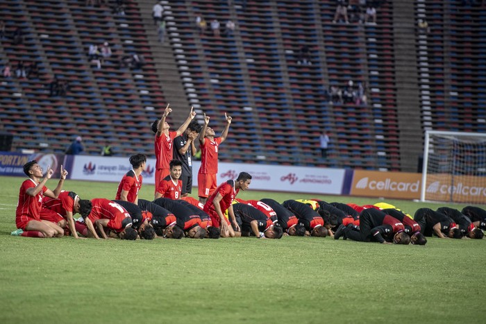 Para pemain dan ofisial timnas Indonesia U-22 melakukan sujud syukur usai bertanding melawan Vietnam pada babak semifinal SEA Games 2023 di National Olympic Stadium, Phnom Penh, Kamboja, Sabtu (13/5/2023). Timnas Indonesia U-22 lolos ke babak final usai mengalahkan tim sepak bola Vietnam dengan skor 3-2. ANTARA FOTO/Muhammad Adimaja/aww.
