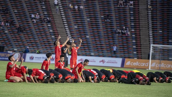 Para pemain dan ofisial timnas Indonesia U-22 melakukan sujud syukur usai bertanding melawan Vietnam pada babak semifinal SEA Games 2023 di National Olympic Stadium, Phnom Penh, Kamboja, Sabtu (13/5/2023). Timnas Indonesia U-22 lolos ke babak final usai mengalahkan tim sepak bola Vietnam dengan skor 3-2. ANTARA FOTO/Muhammad Adimaja/aww.