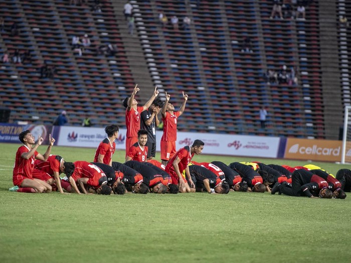 Para pemain dan ofisial timnas Indonesia U-22 melakukan sujud syukur usai bertanding melawan Vietnam pada babak semifinal SEA Games 2023 di National Olympic Stadium, Phnom Penh, Kamboja, Sabtu (13/5/2023). Timnas Indonesia U-22 lolos ke babak final usai mengalahkan tim sepak bola Vietnam dengan skor 3-2. ANTARA FOTO/Muhammad Adimaja/aww.