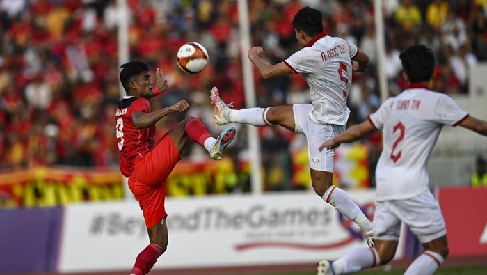 Pesepak bola timnas Indonesia U-22 Muhammad Ramadhan Sananta (kiri) berebut bola dengan pesepak bola Vietnam Ngoc Thang Nguyen (kedua kiri) pada pertandingan babak semifinal SEA Games 2023 di National Olympic Stadium, Phnom Penh, Kamboja, Sabtu (13/5/2023). ANTARA FOTO/Muhammad Adimaja/aww.