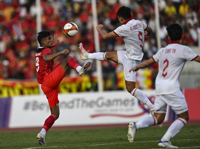 Pesepak bola timnas Indonesia U-22 Muhammad Ramadhan Sananta (kiri) berebut bola dengan pesepak bola Vietnam Ngoc Thang Nguyen (kedua kiri) pada pertandingan babak semifinal SEA Games 2023 di National Olympic Stadium, Phnom Penh, Kamboja, Sabtu (13/5/2023). ANTARA FOTO/Muhammad Adimaja/aww.
