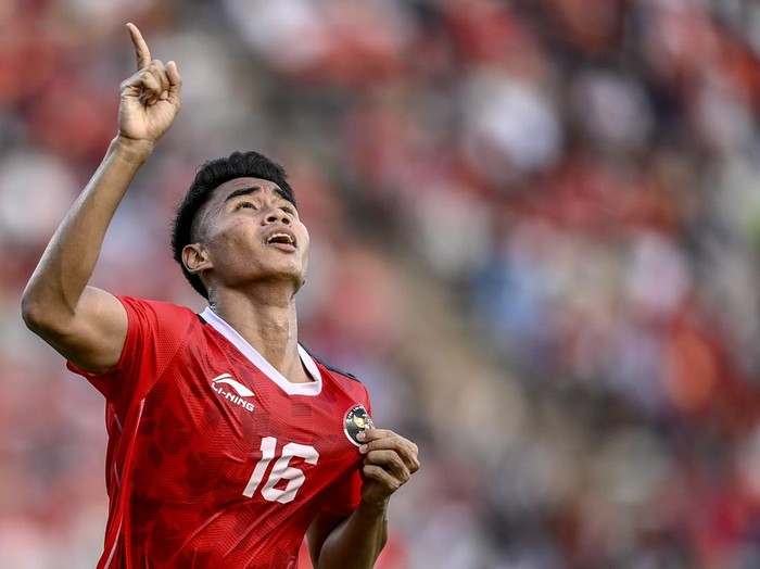 Pesepak bola timnas Indonesia U-22 Muhammad Ferarri melakukan selebrasi usai mencetak gol ke gawang Vietnam pada pertandingan babak semifinal SEA Games 2023 di National Olympic Stadium, Phnom Penh, Kamboja, Sabtu (13/5/2023). Timnas Indonesia U-22 lolos ke babak final usai mengalahkan tim sepak bola Vietnam dengan skor 3-2. ANTARA FOTO/Muhammad Adimaja/aww.