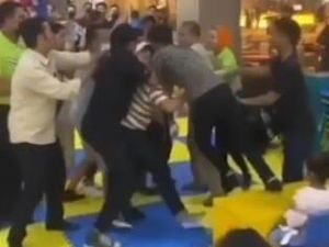 Heboh 2 Pria Adu Jotos di Mal Makassar gegara Tersinggung Anaknya Ditegur