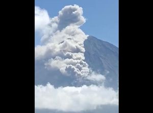 Gunung Semeru Kembali Muntahkan Awan Panas Guguran Gunung Semeru Kembali Muntahkan Awan Panas Guguran