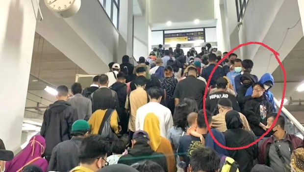 Foto viral pria dibekap di tangga Stasiun Manggarai (dok. Istimewa)