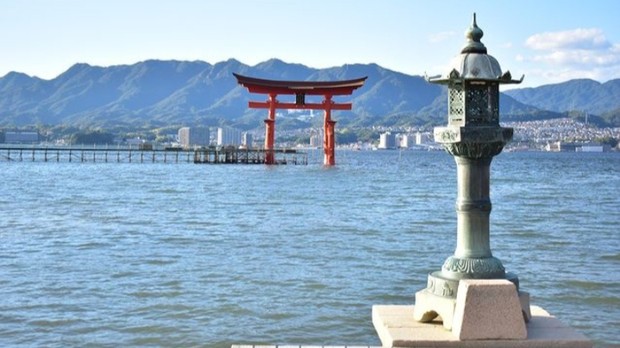 Gerbang Toreii/Foto: Instagram.com/miyajima_tourist_association Rekomendasi tempat perkemahan terindah di dunia