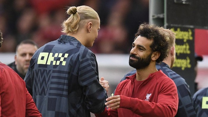 Manchester Citys Norwegian striker Erling Haaland (L) and Liverpools Egyptian striker Mohamed Salah (R) greet each other ahead of the English Premier League football match between Liverpool and Manchester City at Anfield in Liverpool, north west England on October 16, 2022. - - RESTRICTED TO EDITORIAL USE. No use with unauthorized audio, video, data, fixture lists, club/league logos or live services. Online in-match use limited to 120 images. An additional 40 images may be used in extra time. No video emulation. Social media in-match use limited to 120 images. An additional 40 images may be used in extra time. No use in betting publications, games or single club/league/player publications. (Photo by Oli SCARFF / AFP) / RESTRICTED TO EDITORIAL USE. No use with unauthorized audio, video, data, fixture lists, club/league logos or live services. Online in-match use limited to 120 images. An additional 40 images may be used in extra time. No video emulation. Social media in-match use limited to 120 images. An additional 40 images may be used in extra time. No use in betting publications, games or single club/league/player publications. / RESTRICTED TO EDITORIAL USE. No use with unauthorized audio, video, data, fixture lists, club/league logos or live services. Online in-match use limited to 120 images. An additional 40 images may be used in extra time. No video emulation. Social media in-match use limited to 120 images. An additional 40 images may be used in extra time. No use in betting publications, games or single club/league/player publications. (Photo by OLI SCARFF/AFP via Getty Images)