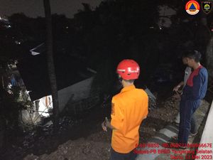 Diguyur Hujan Lebat, Halaman Kantor Kelurahan Babakan Tangsel Longsor