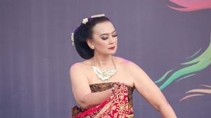 7 Potret Ira Wibowo Menari Jawa Pakai Baju Tradisional, Anggun Bersanggul