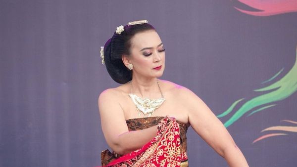 7 Potret Ira Wibowo Menari Jawa Pakai Baju Tradisional, Anggun Bersanggul