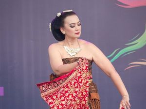 7 Potret Ira Wibowo Menari Jawa Pakai Baju Tradisional, Anggun Bersanggul 7 Potret Ira Wibowo Menari Jawa Pakai Baju Tradisional, Anggun Bersanggul