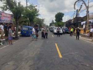 Tabrakan Mobil di Jalur Singaraja-Denpasar, Penumpang Terpental Tabrakan Mobil di Jalur Singaraja-Denpasar, Penumpang Terpental