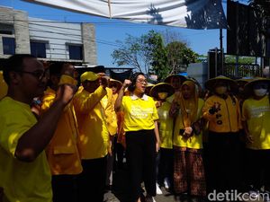 Sekar Putri Akbar Tandjung Pimpin Pendaftaran Caleg Golkar di KPU Solo Sekar Putri Akbar Tandjung Pimpin Pendaftaran Caleg Golkar di KPU Solo