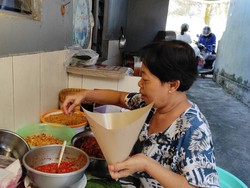 Viral! Penjual Nasi Jinggo di Pelosok Gang Denpasar, Omzet Sejuta Sehari