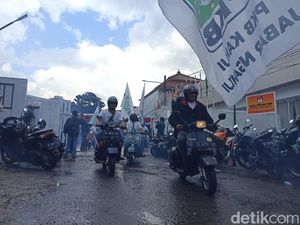Gaya Nyentrik PKB Jabar Daftar Bacaleg Sambil Konvoi Vespa