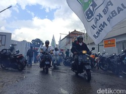 Gaya Nyentrik PKB Jabar Daftar Bacaleg Sambil Konvoi Vespa
