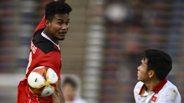 Pesepak bola timnas Indonesia U-22 Amiruddin Bagas Kaffa (kiri) berebut bola dengan pesepak bola Vietnam Minh Trong Vo pada pertandingan babak semifinal SEA Games 2023 di National Olympic Stadium, Phnom Penh, Kamboja, Sabtu (13/5/2023). ANTARA FOTO/Muhammad Adimaja/aww.