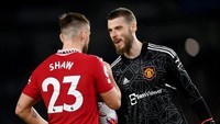 Kemampuan Luke Shaw yang acapkali bangkit dari masa-masa sulit, termasuk saat Erik ten Hag menepikannya di awal musim, juga sudah membuatnya menjadi sosok yang pegang peranan besar di skuad MU. Foto: Getty Images/Mike Hewitt
