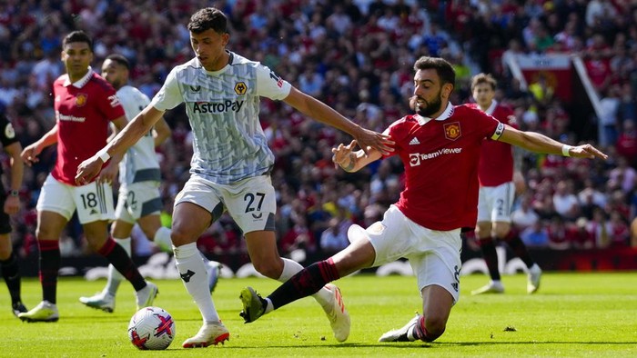 Wolverhampton Wanderers Matheus Nunes, left, duels for the ball with Manchester Uniteds Bruno Fernandes during the English Premier League soccer match between Manchester United and Wolverhampton at the Old Trafford stadium in Manchester, England, Saturday, May 13, 2023. (AP Photo/Jon Super)