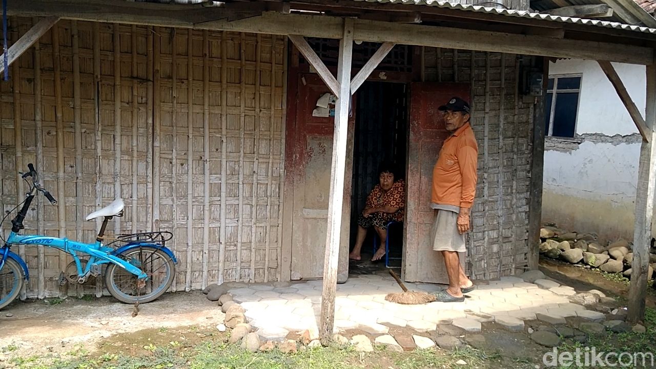 Mbok Darmi lansia yang tinggal seorang diri di Pemalang dan sakit stroke. Foto diunggah Sabtu (13/5/2023).