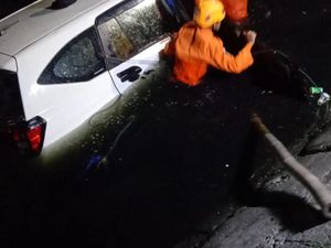 Mobil Terjun ke Kanal di Makassar, 1 Orang Alami Luka