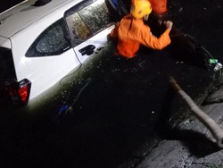 Mobil Terjun ke Kanal di Makassar, 1 Orang Alami Luka