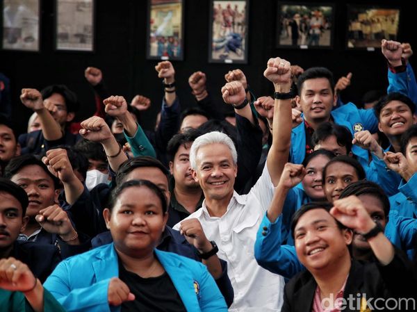 Momen Ganjar Sapa Mahasiswa di Pameran Foto 25 Tahun Reformasi