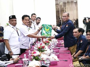 Momen Yusril Serahkan Bacaleg PBB ke KPU